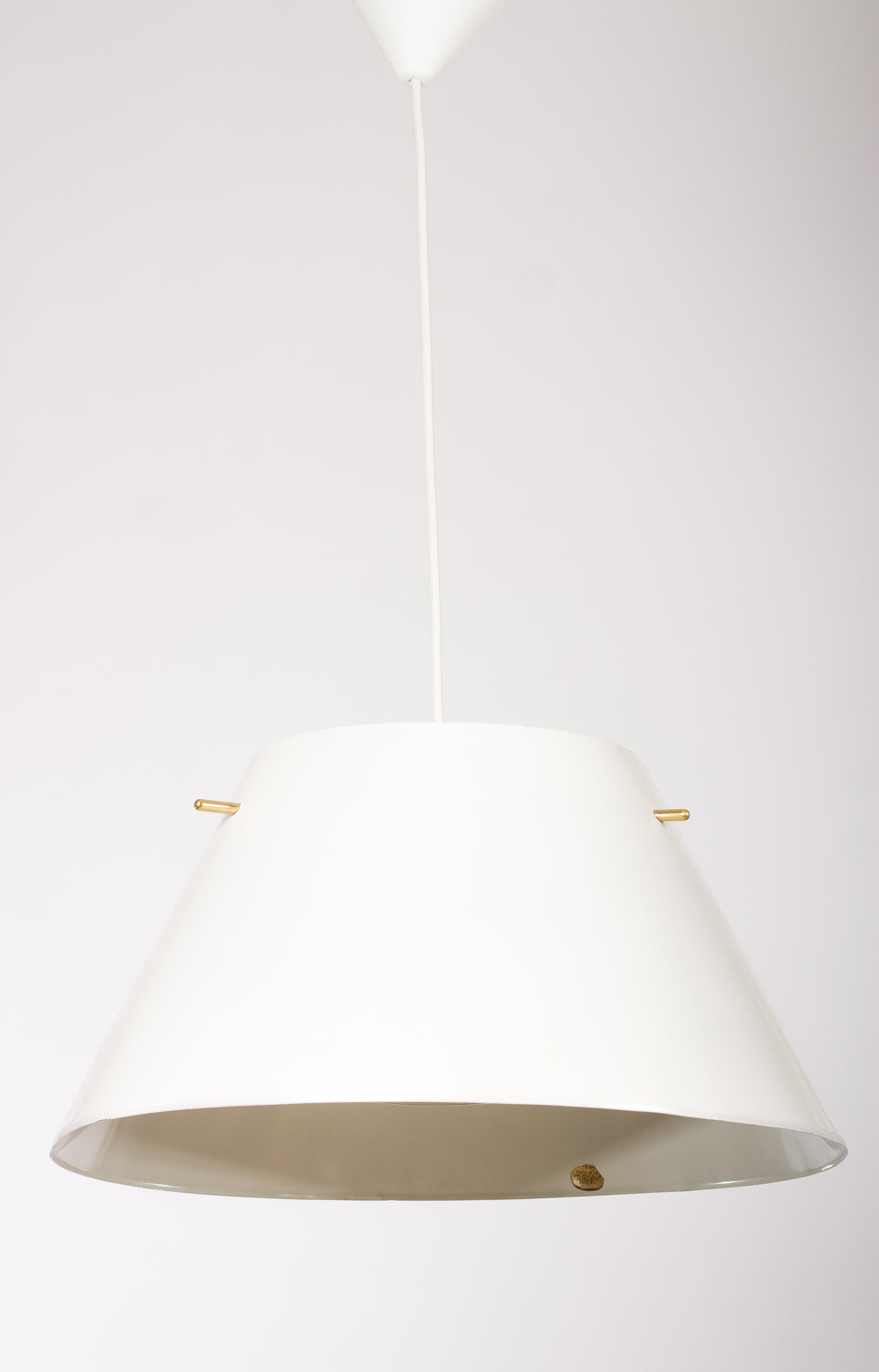 Elegant taklampa i vit plåt med mässingsdetaljer. Designad av Hans-Agne Jakobsson
