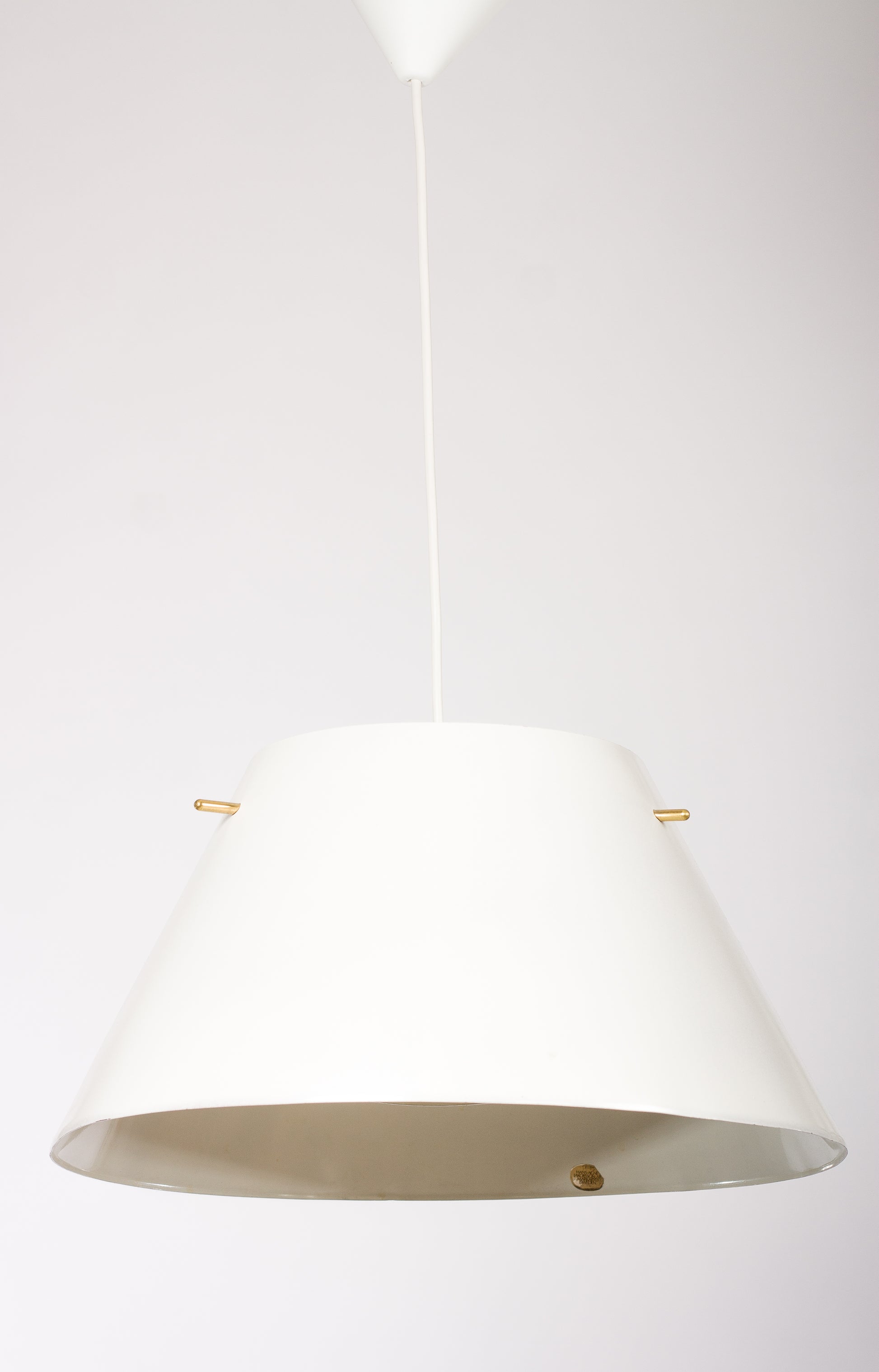 Elegant taklampa i vit plåt med mässingsdetaljer. Designad av Hans-Agne Jakobsson

