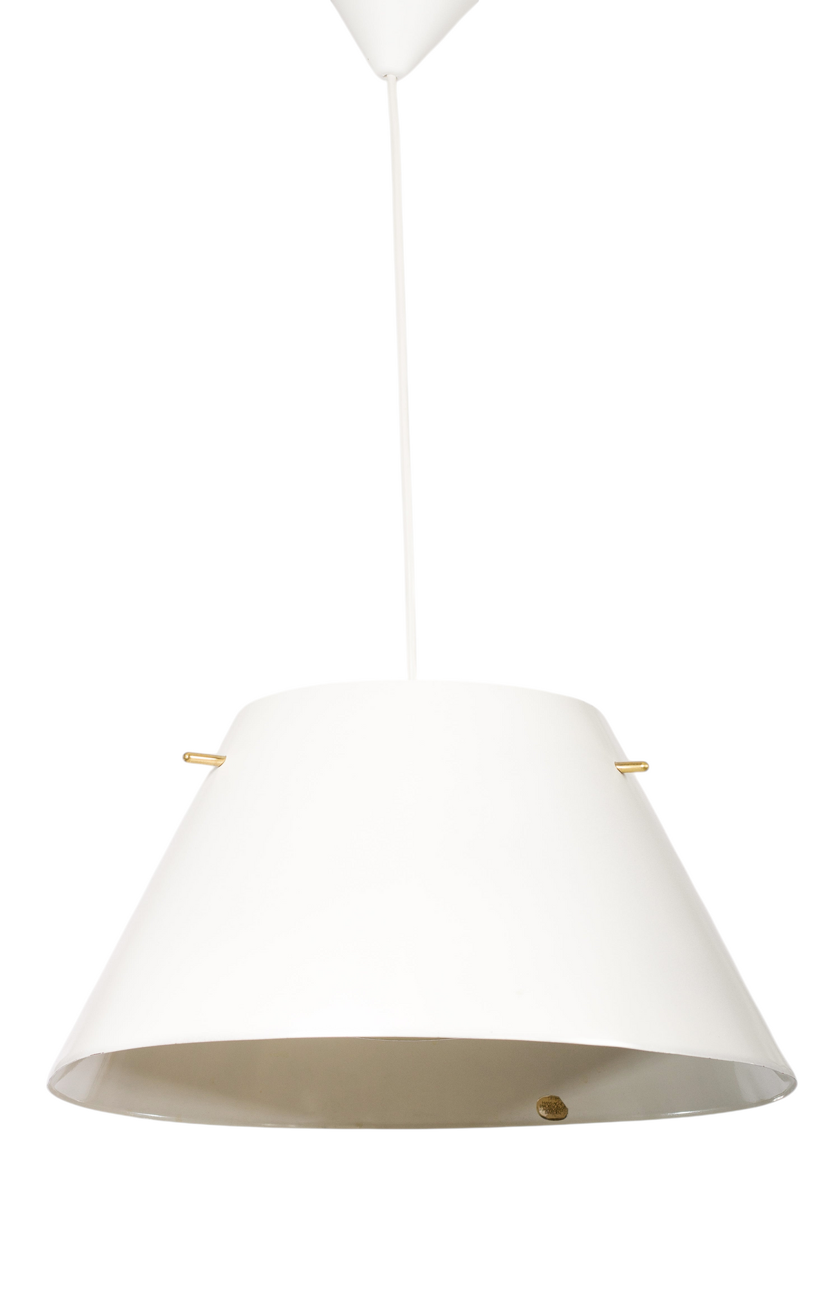 Elegant taklampa i vit plåt med mässingsdetaljer. Designad av Hans-Agne Jakobsson