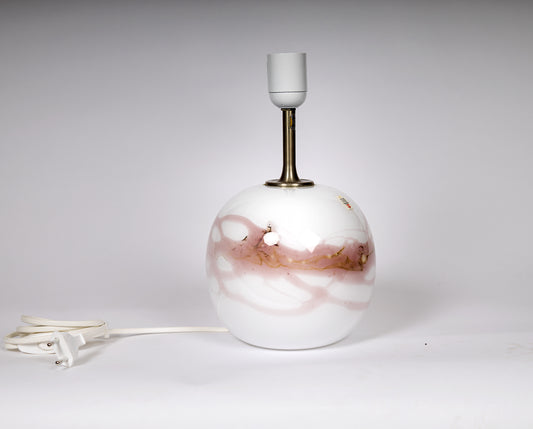 Bordslampa i mönstrat glas, modell Sakura.  Holmegaard, Michael Bang, dansk design
