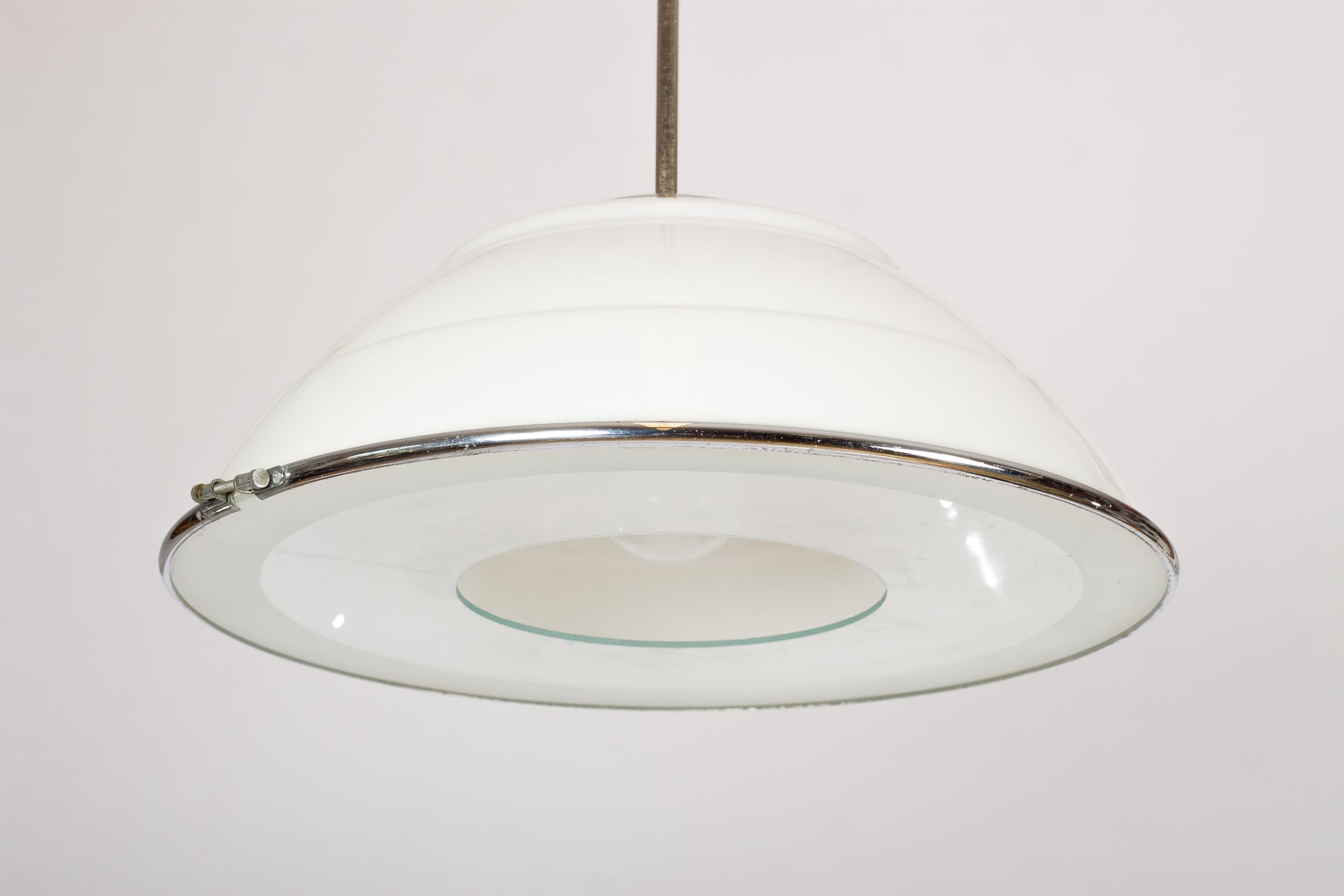 Industrilampa med vit välvd glaskupa och klarglasbotten
