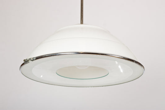 Industrilampa med vit välvd glaskupa och klarglasbotten
