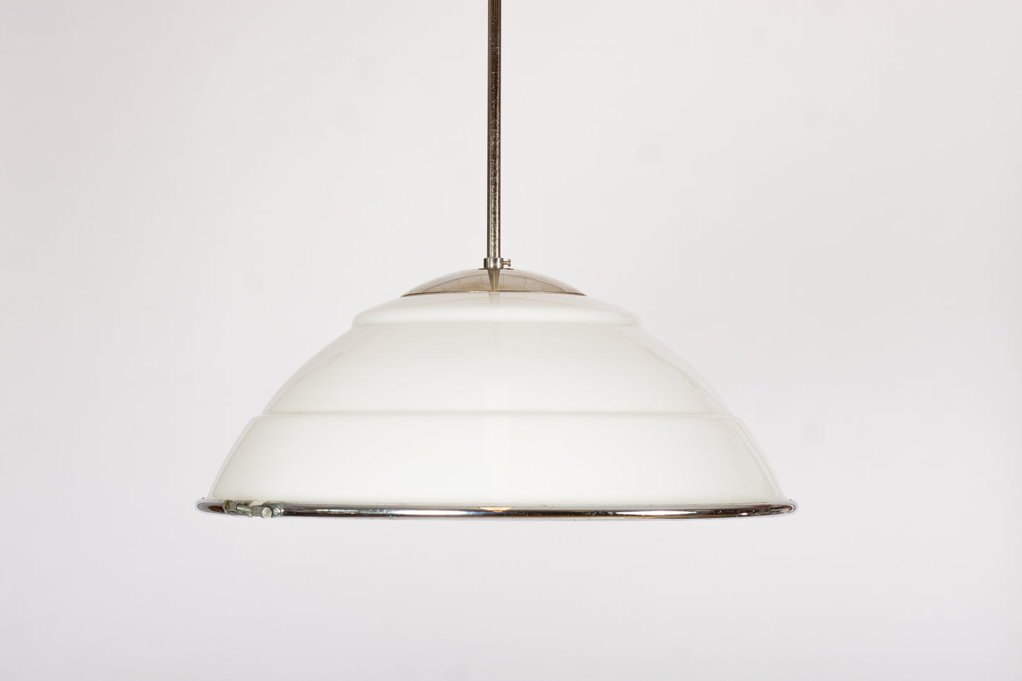 Industrilampa med vit välvd glaskupa och klarglasbotten
