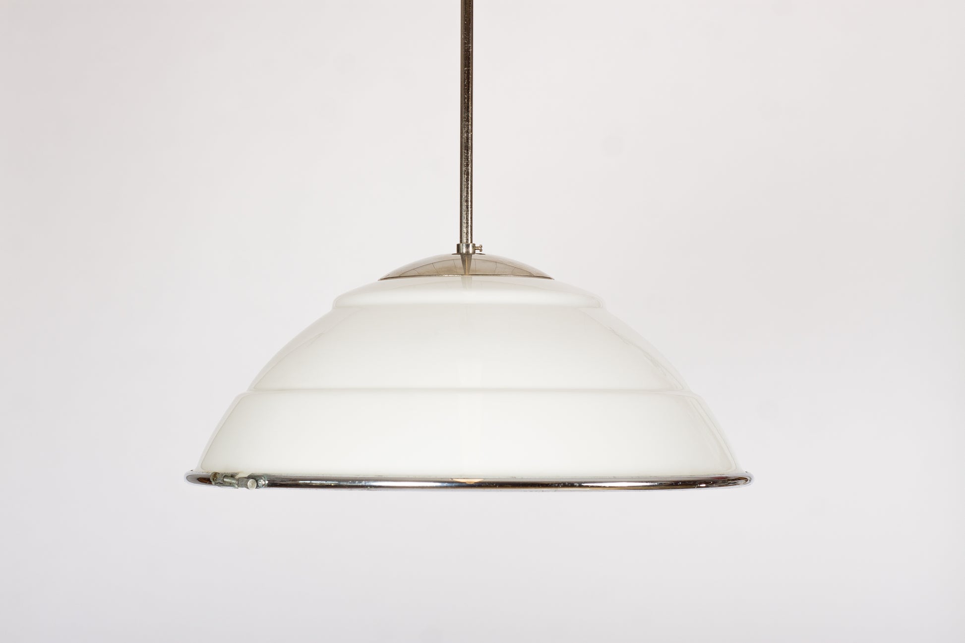 Industrilampa med vit välvd glaskupa och klarglasbotten
