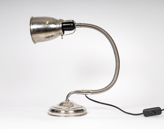 Industribordslampa i kromad metall med lång böjbar arm

