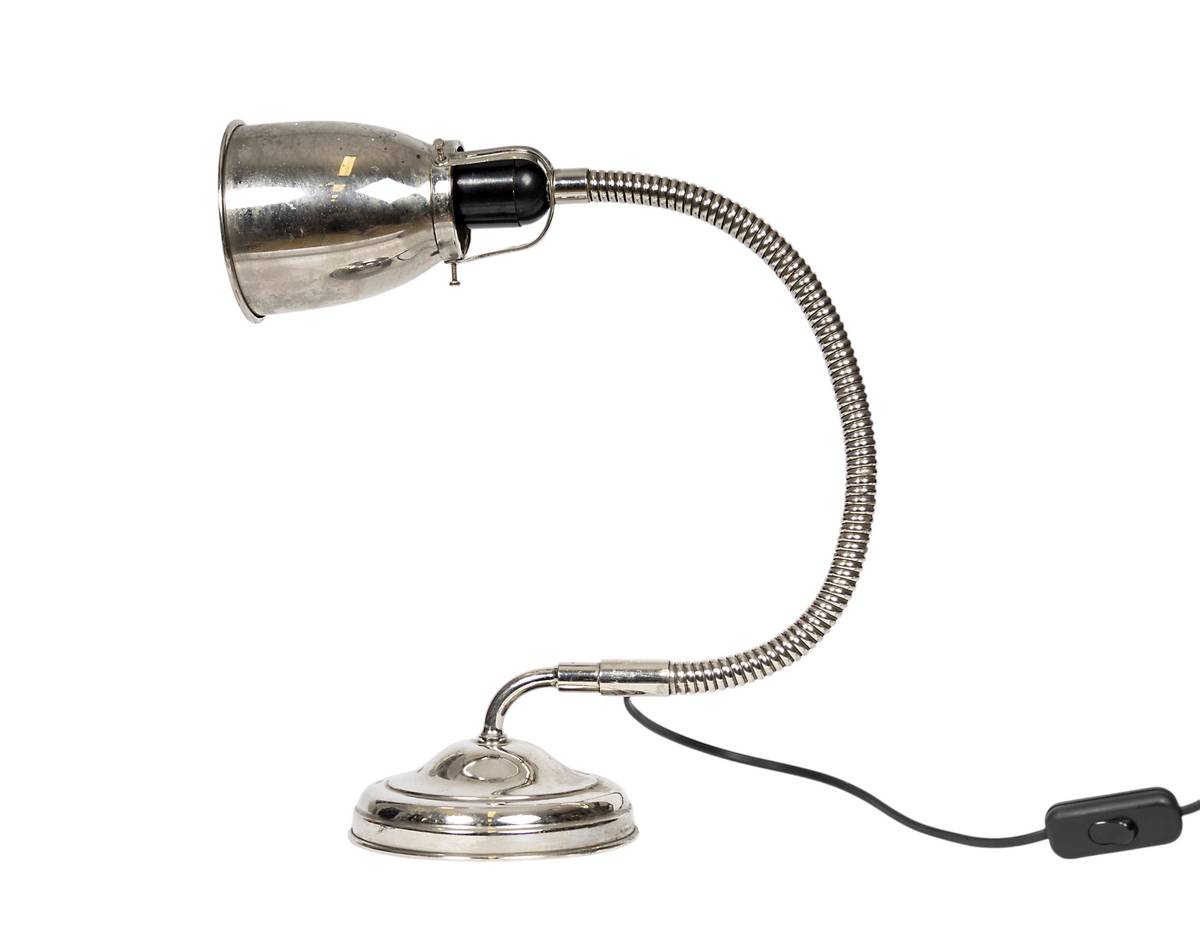 Industribordslampa i kromad metall med lång böjbar arm