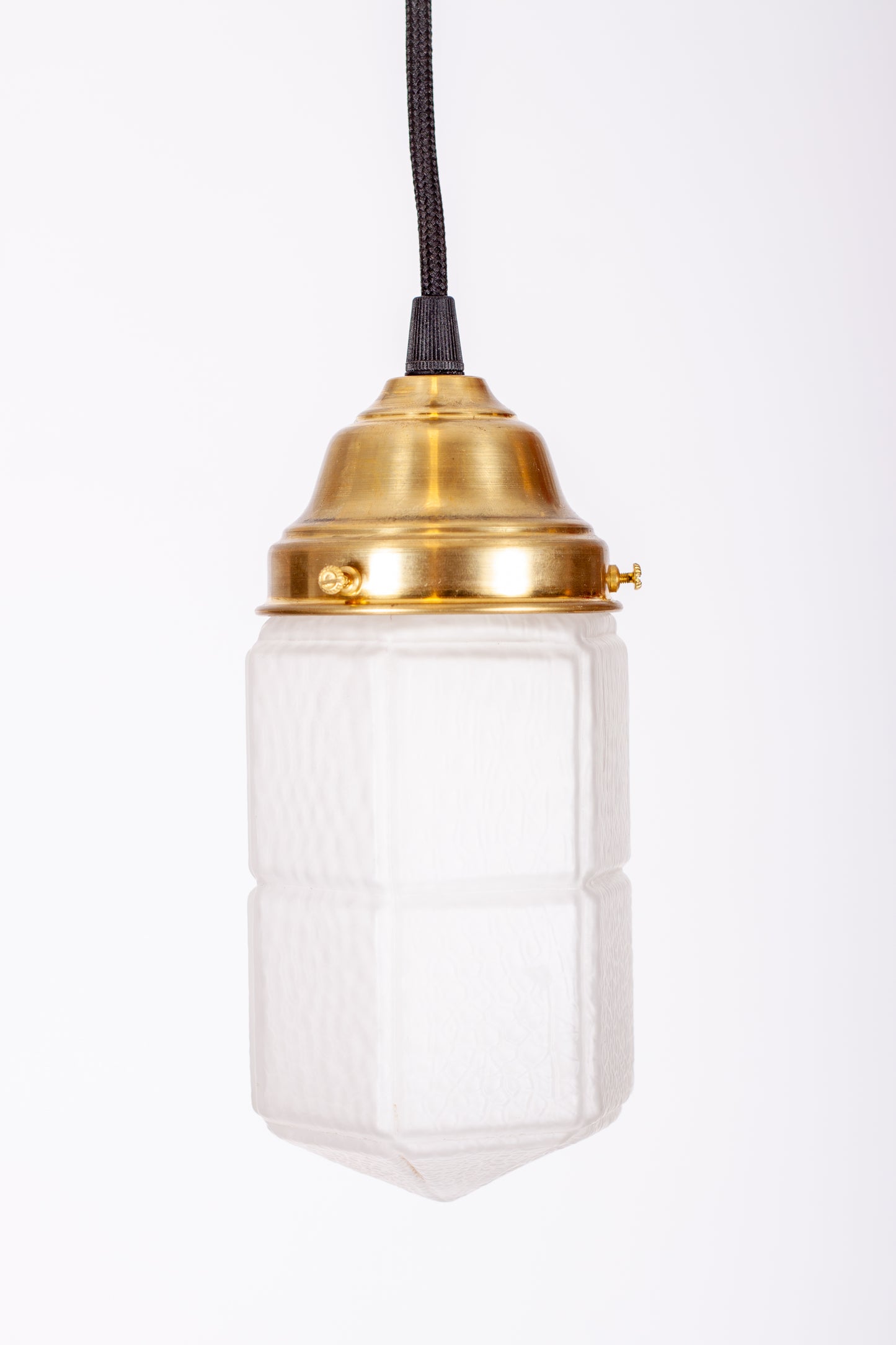 Jugendstil fönsterlampa med frostad glaskupa, mässingsfäste och svart rund textilkabel
