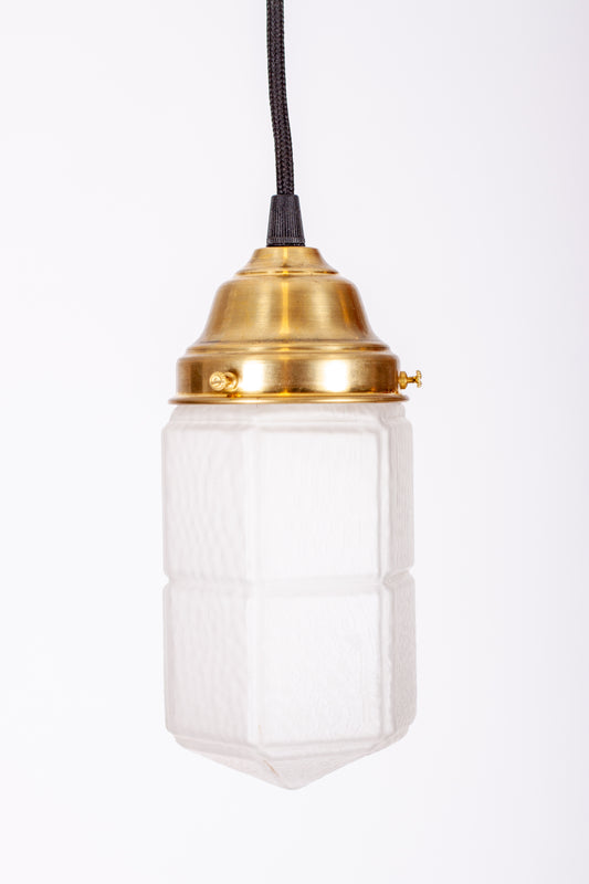 Jugendstil fönsterlampa med frostad glaskupa, mässingsfäste och svart rund textilkabel
