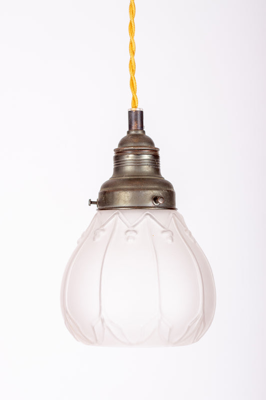 Jugendstil fönsterlampa från tidigt 1900-tal med kupa i mönstrat glas och fäste i oxiderad mässing, guldig tvinnad textilkabel, 1910-tal
