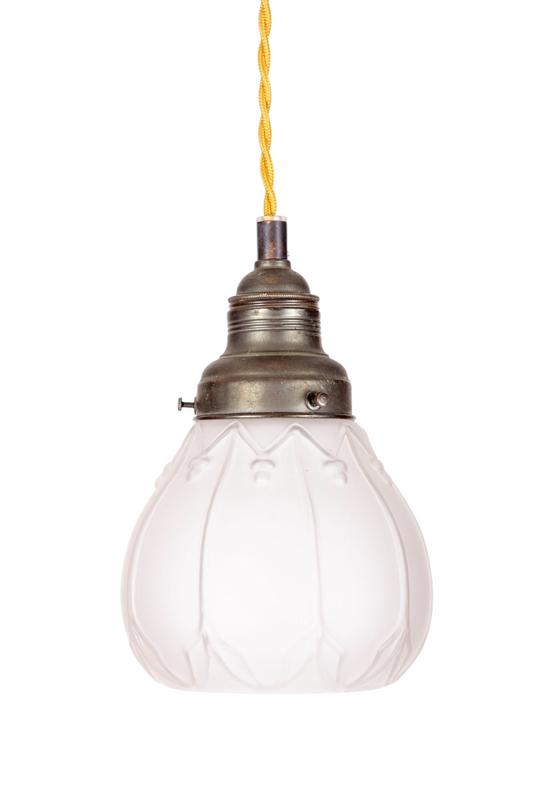 Jugendstil fönsterlampa från tidigt 1900-tal med kupa i mönstrat glas och fäste i oxiderad mässing, guldig tvinnad textilkabel, 1910-tal