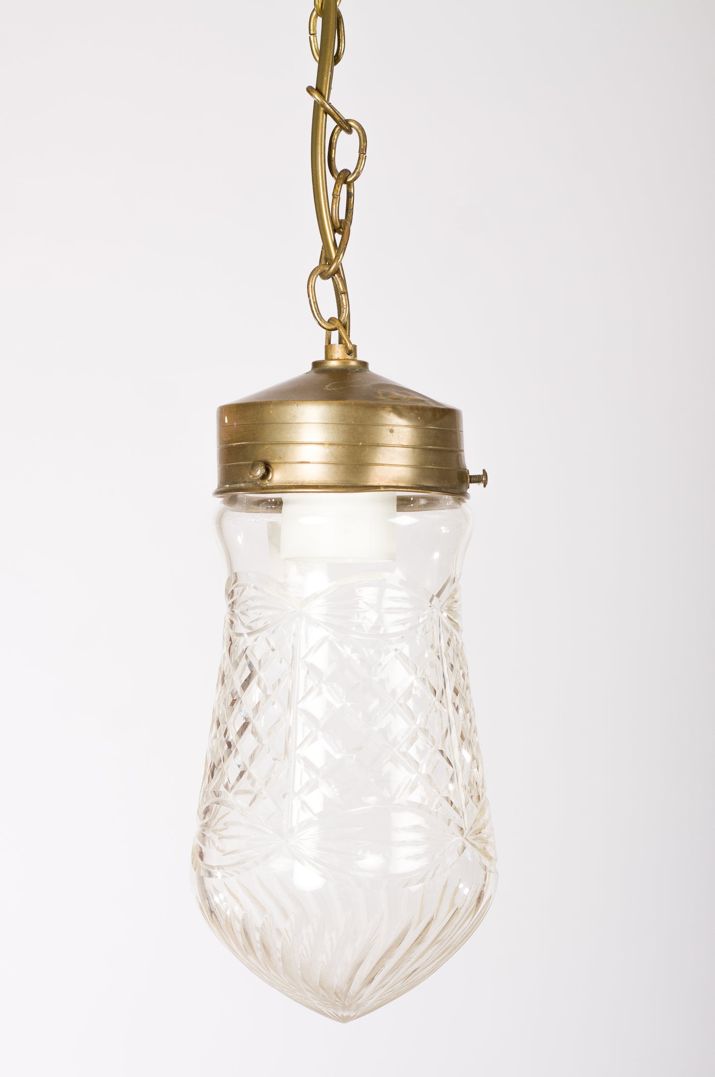 Fönsterlampa i slipad klarglas med mässingsfäste och kedja, jugendstil
