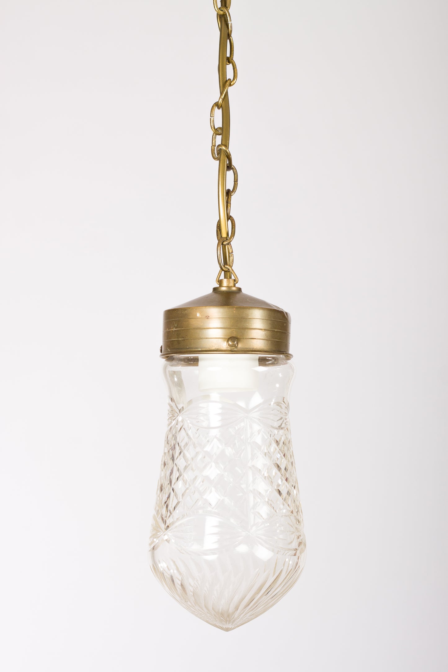 Fönsterlampa i slipad klarglas med mässingsfäste och kedja, jugendstil

