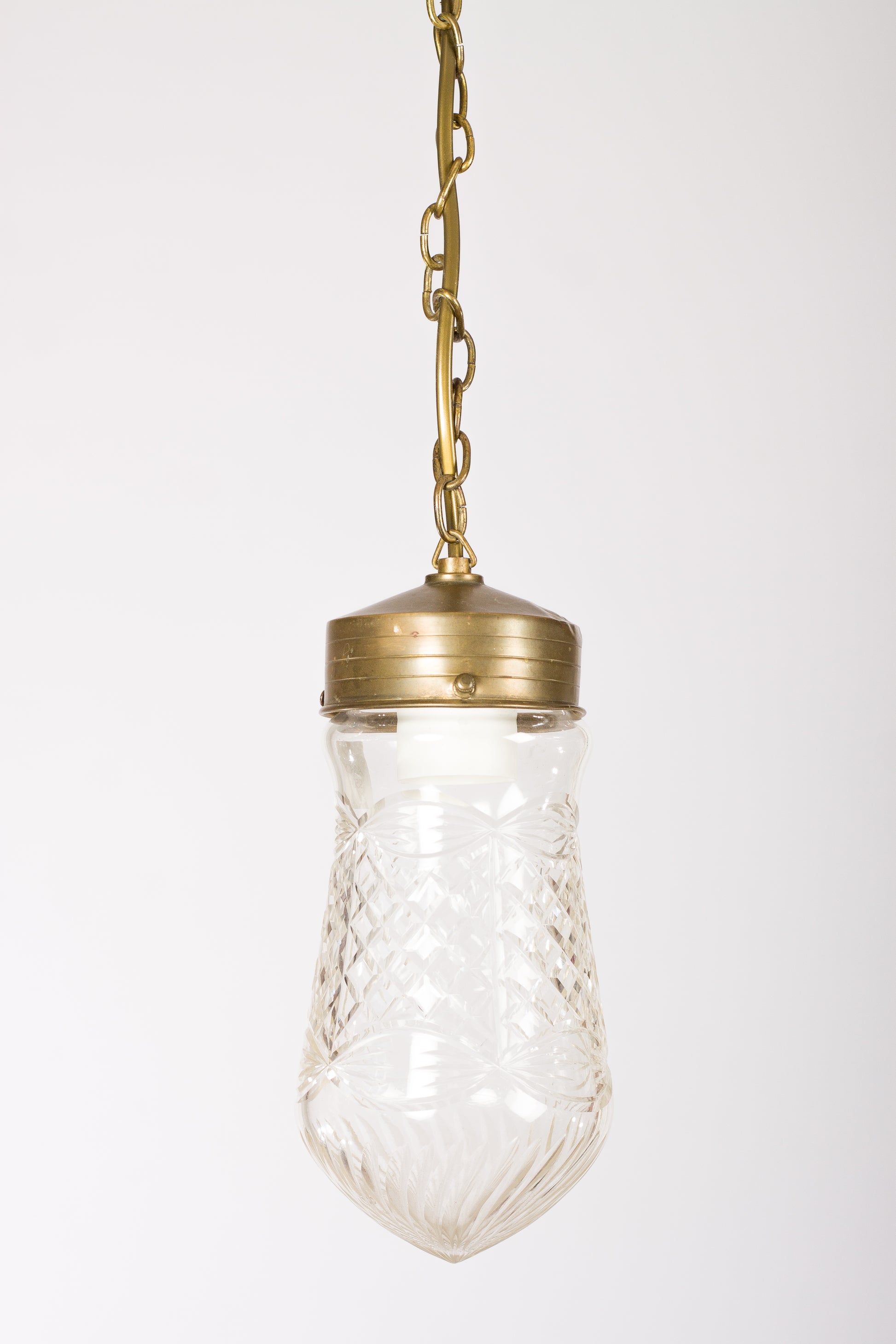Fönsterlampa i slipad klarglas med mässingsfäste och kedja, jugendstil

