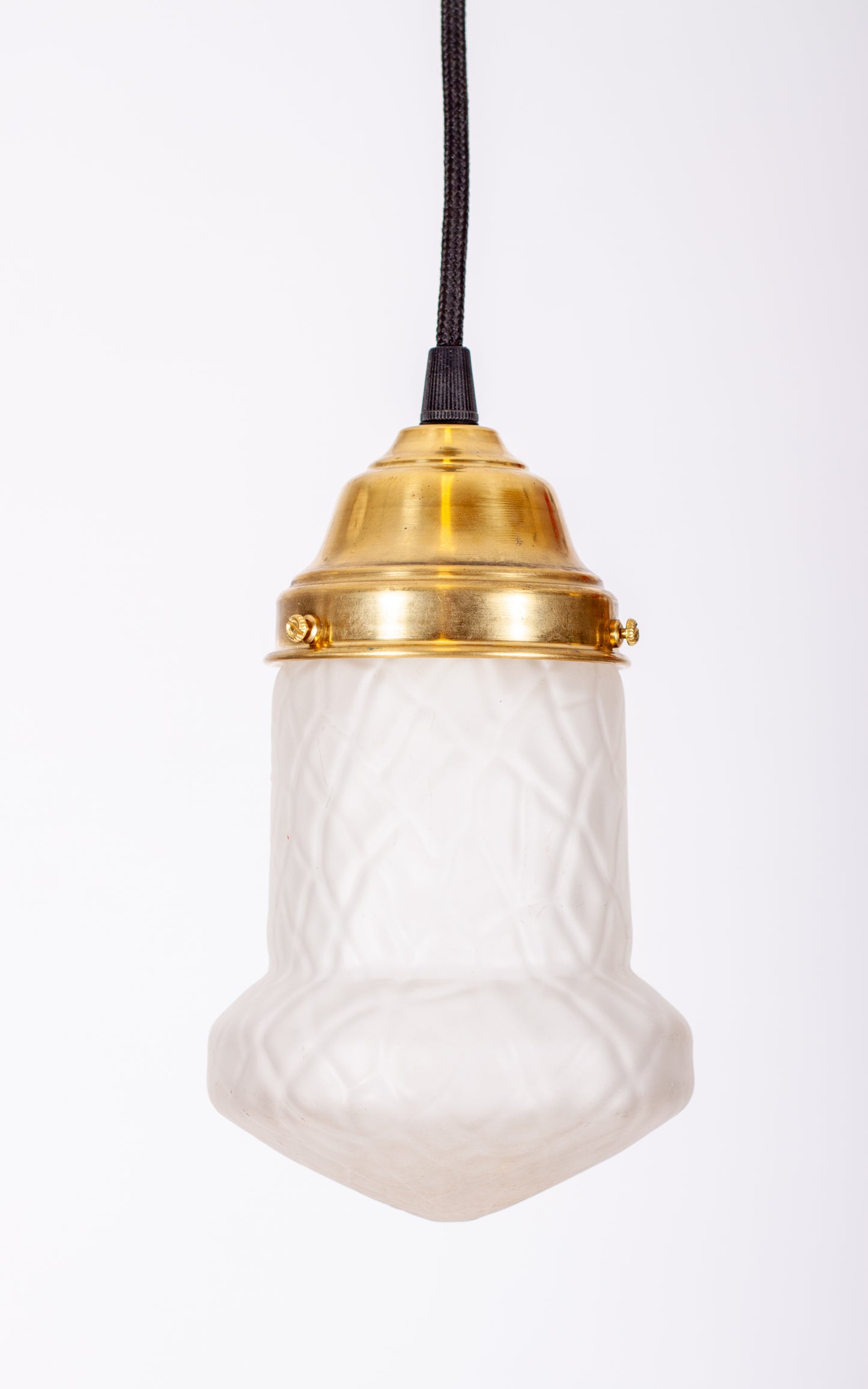 Jugendstil takkupa i frostat mönstrat glas med mässingsfäste och svart rund textilkabel, 1910-tal
