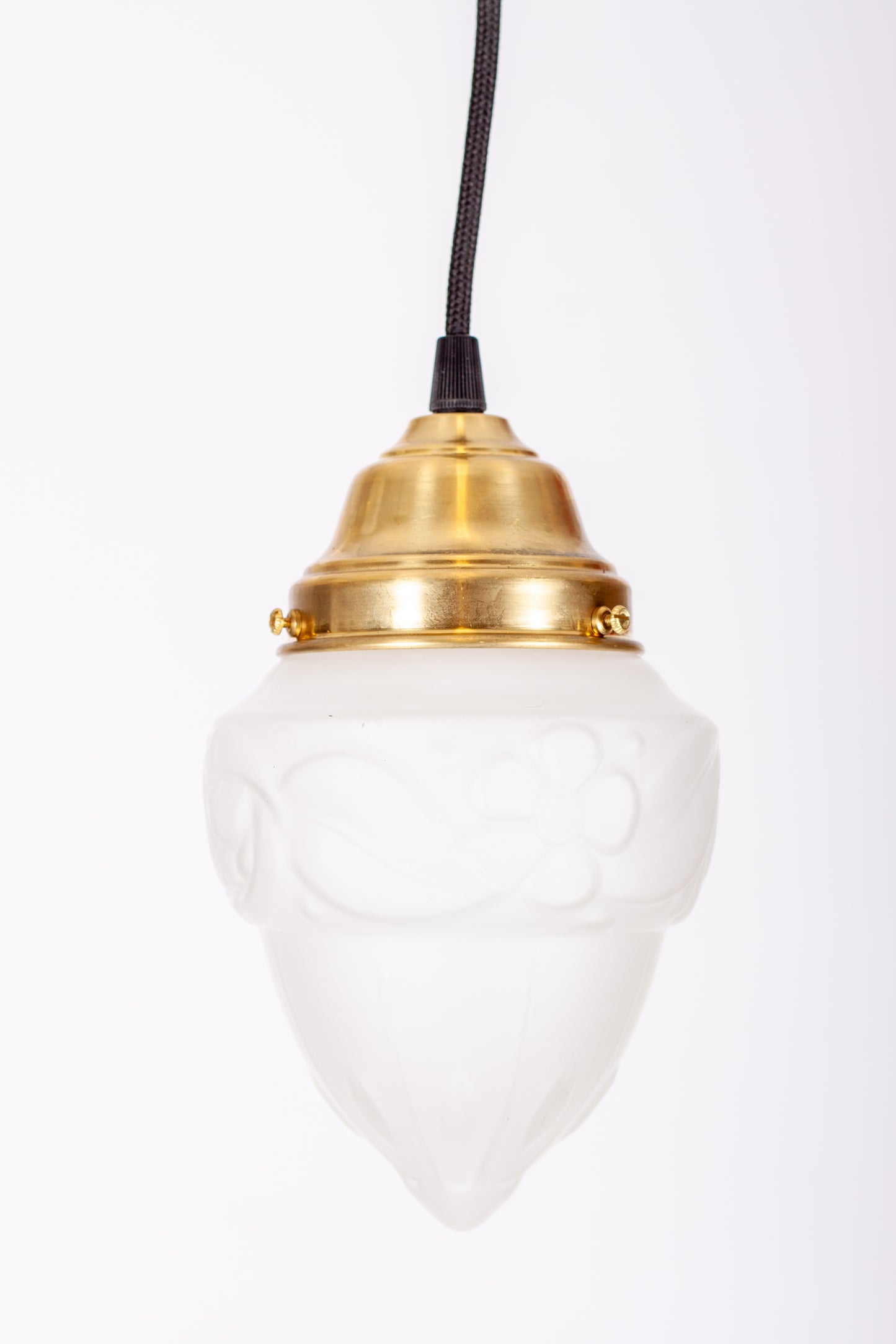 Jugendstil taklampa i frostat mönstrat glas med blomstermotiv och mässingsfäste, 1920-tal
