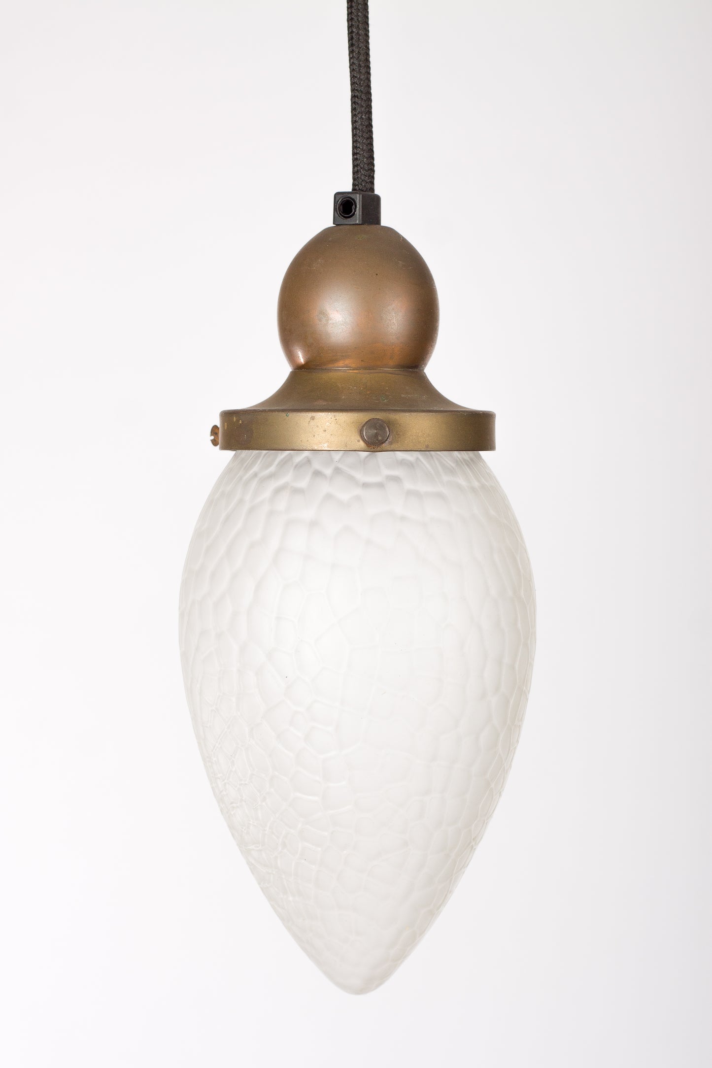 Spetsformad mönstrad lampkupa i jugendstil, mässingsfäste, svart textilkabel
