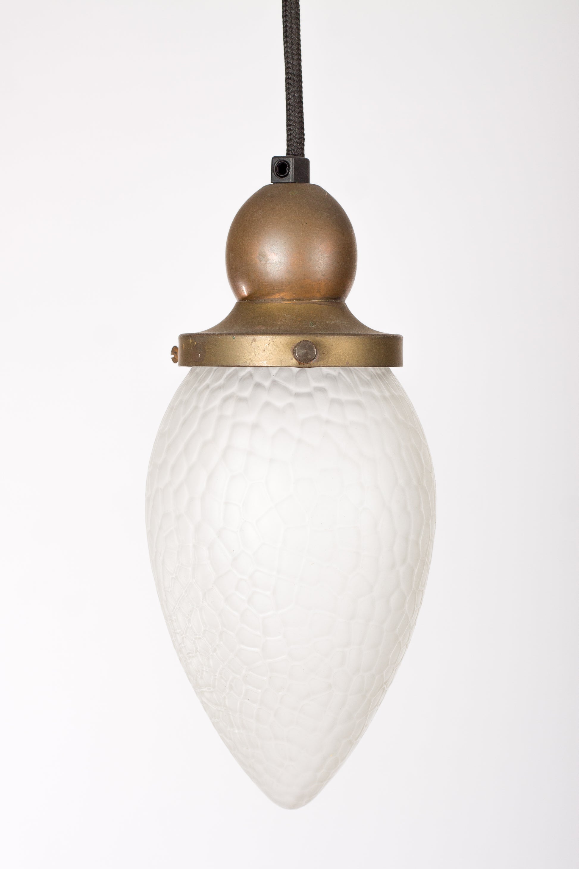 Spetsformad mönstrad lampkupa i jugendstil, mässingsfäste, svart textilkabel

