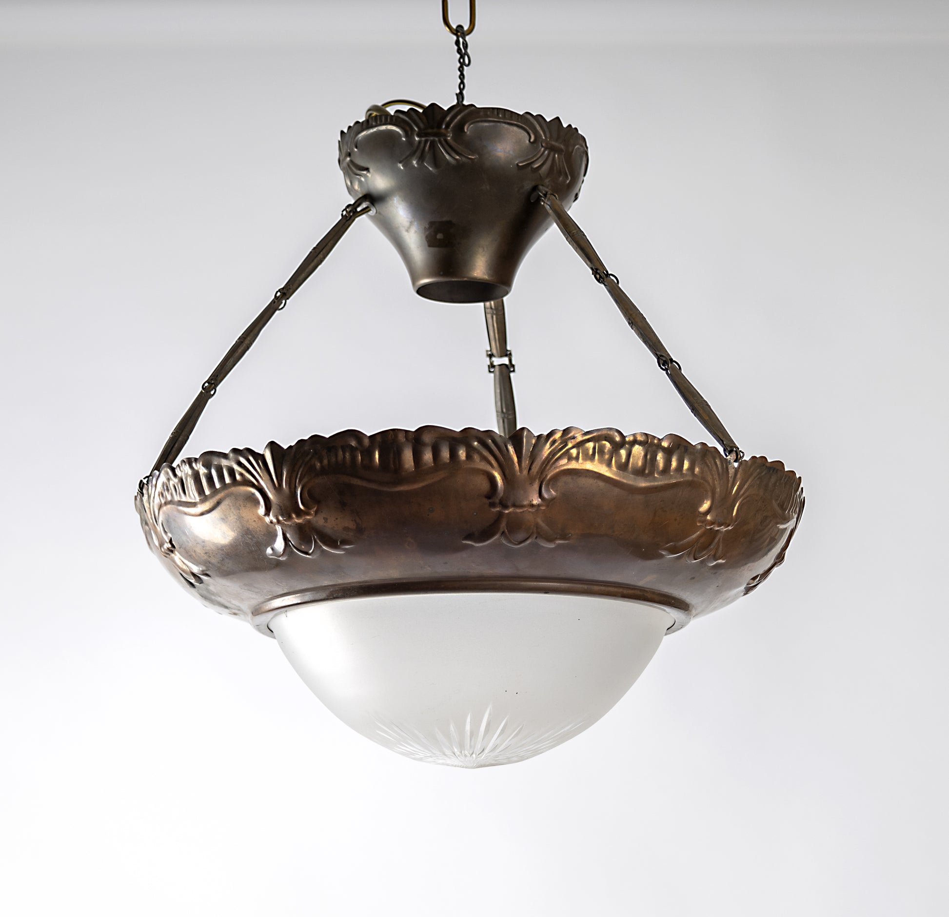Jugendlampa i oxiderad koppar med kupa i frostat och slipat glas, 1920-tal
