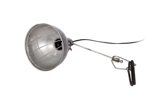 Klämlampa i metall med skärm. Vintage industriell design.