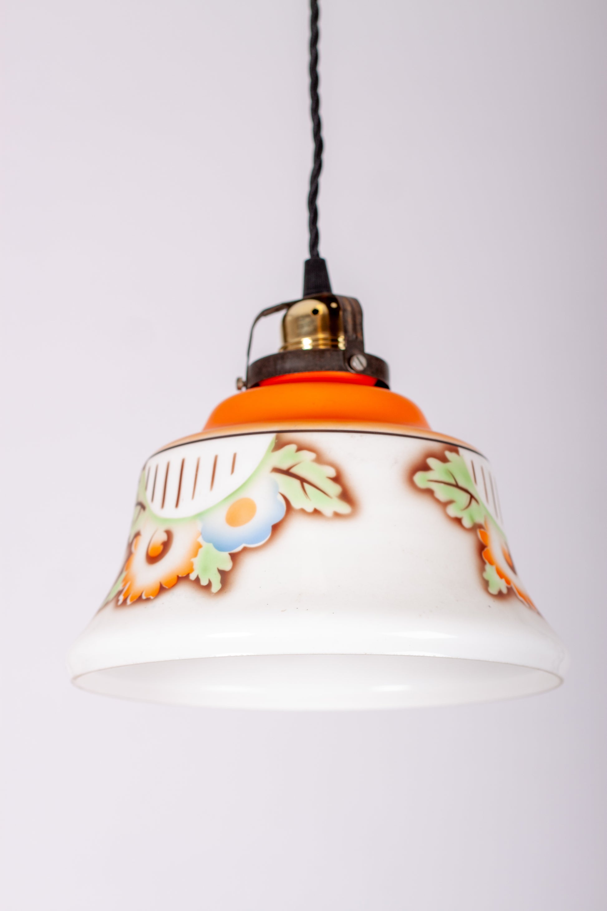 Kökslampa i vitt och orange målat glas med mässingsfäste och E14-sockel, svart tvinnad textilkabel, 1920-tal
