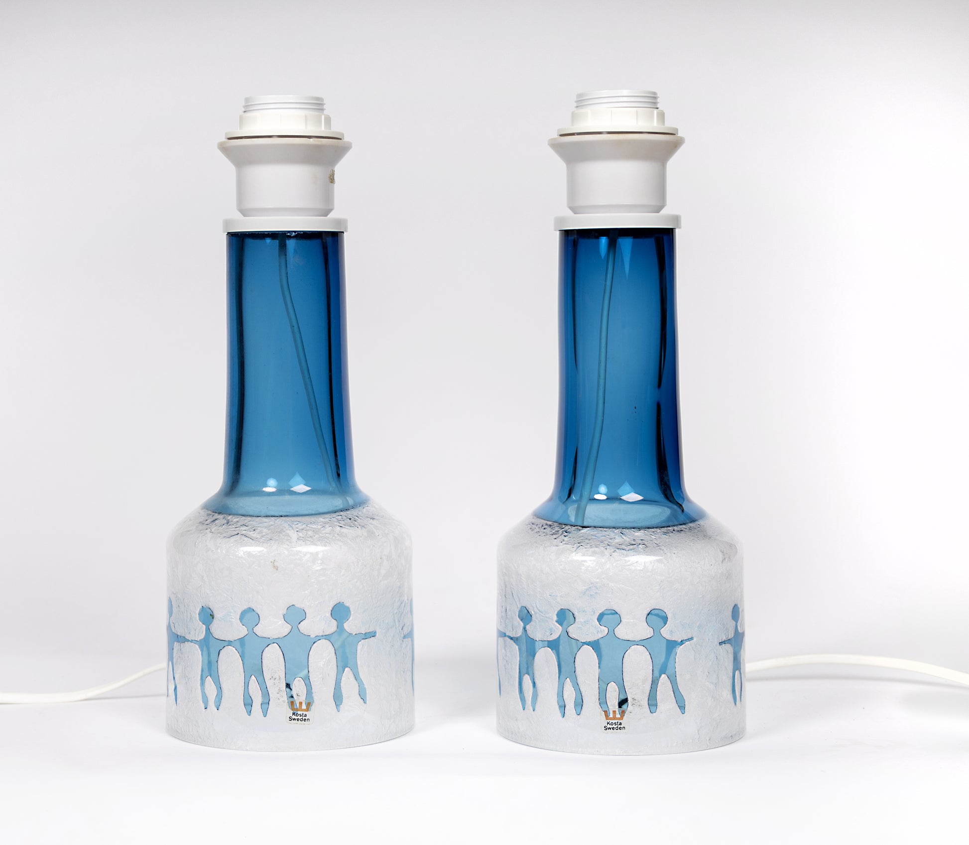 Bordslampa i blått och frostat glas med handmålad dekor, Kosta Glasbruk, Ove Sandberg
