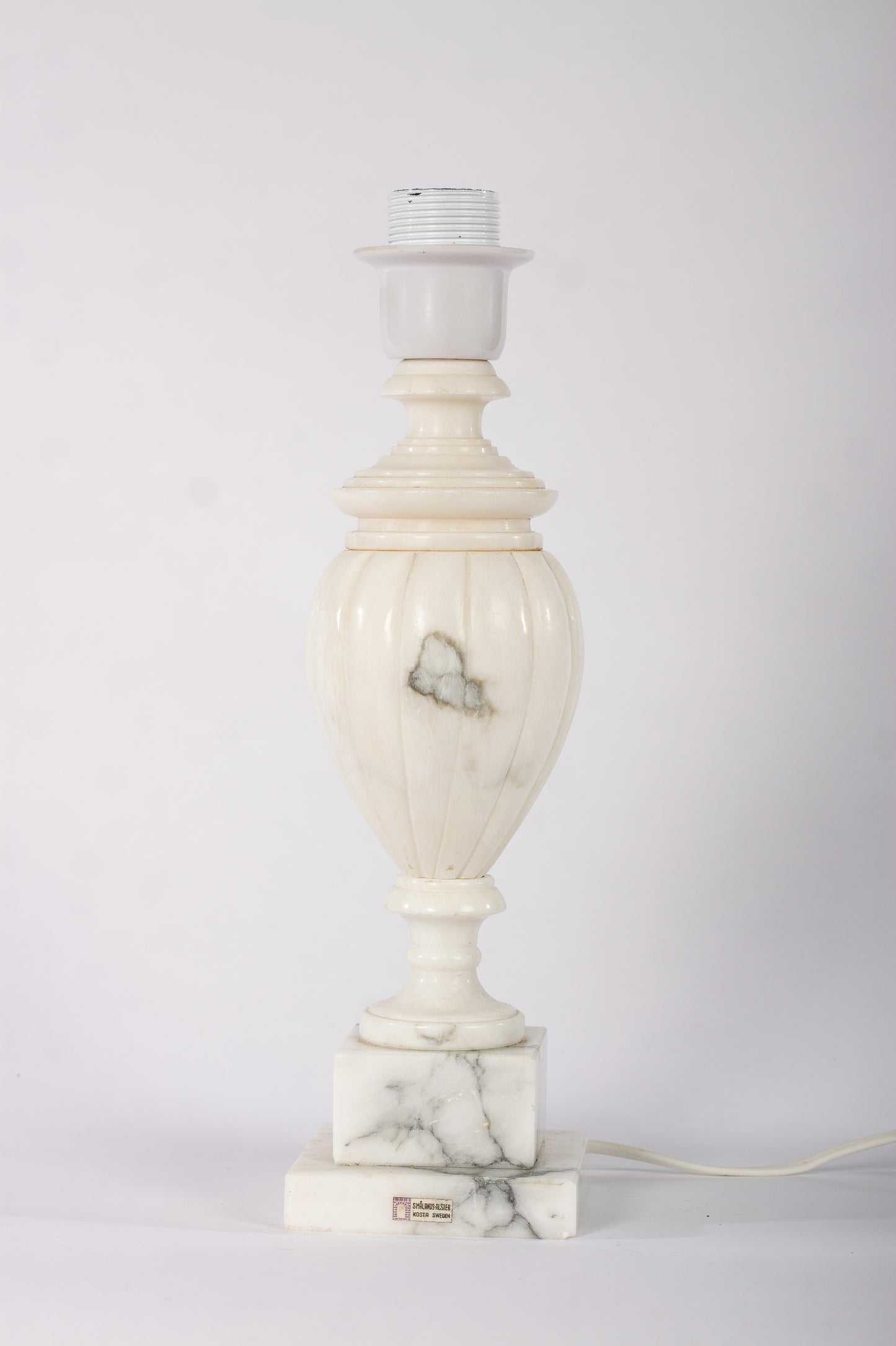 Elegant bordslampa i marmorlikande stenmaterial, märkt Smålandstena-alster Kosta Sweden
