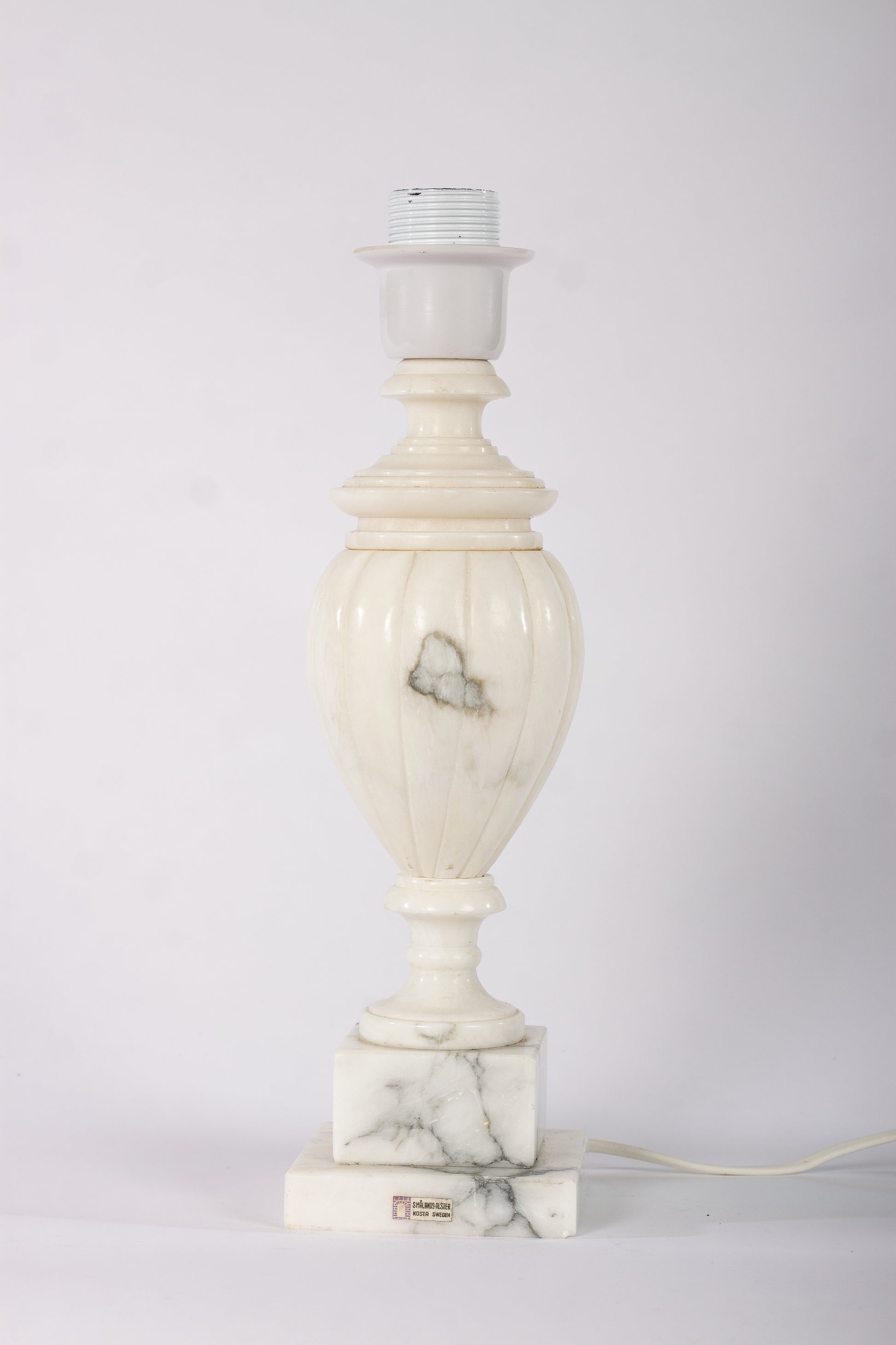 Elegant bordslampa i marmorlikande stenmaterial, märkt Smålandstena-alster Kosta Sweden
