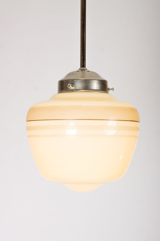 Lampkupa i krämfärgat glas med dekorränder. Passar pendel i nickel eller mässing
