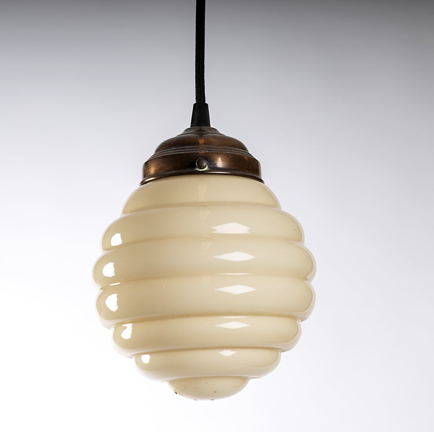 Vacker kupalampa i beige glas med härlig form, mässingsfäste och svart rund textilkabel, 1930-tal
