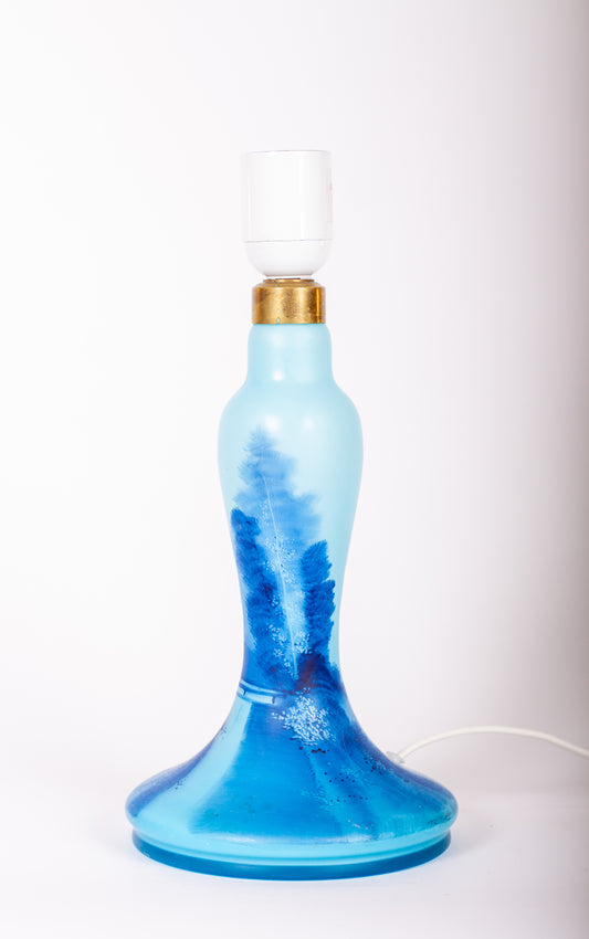 Vacker lampfot i blått och vitt målat glas, 1950-tal
