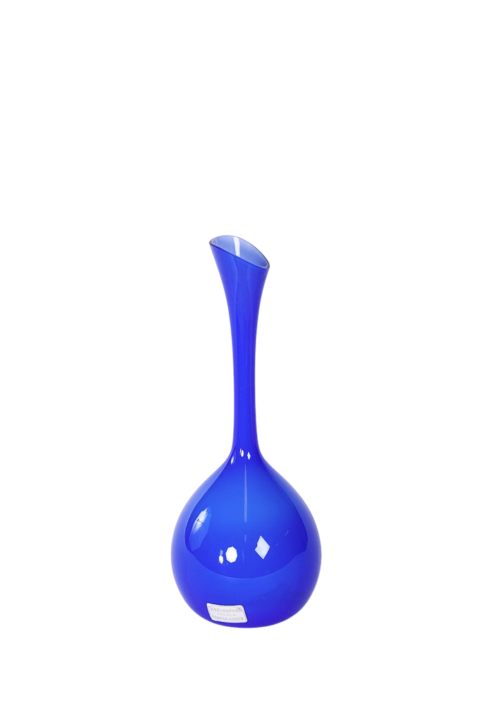 Bulbvas i blått glas med vit insida från Lindshammar glasbruk, designad av Gunnar Ander.