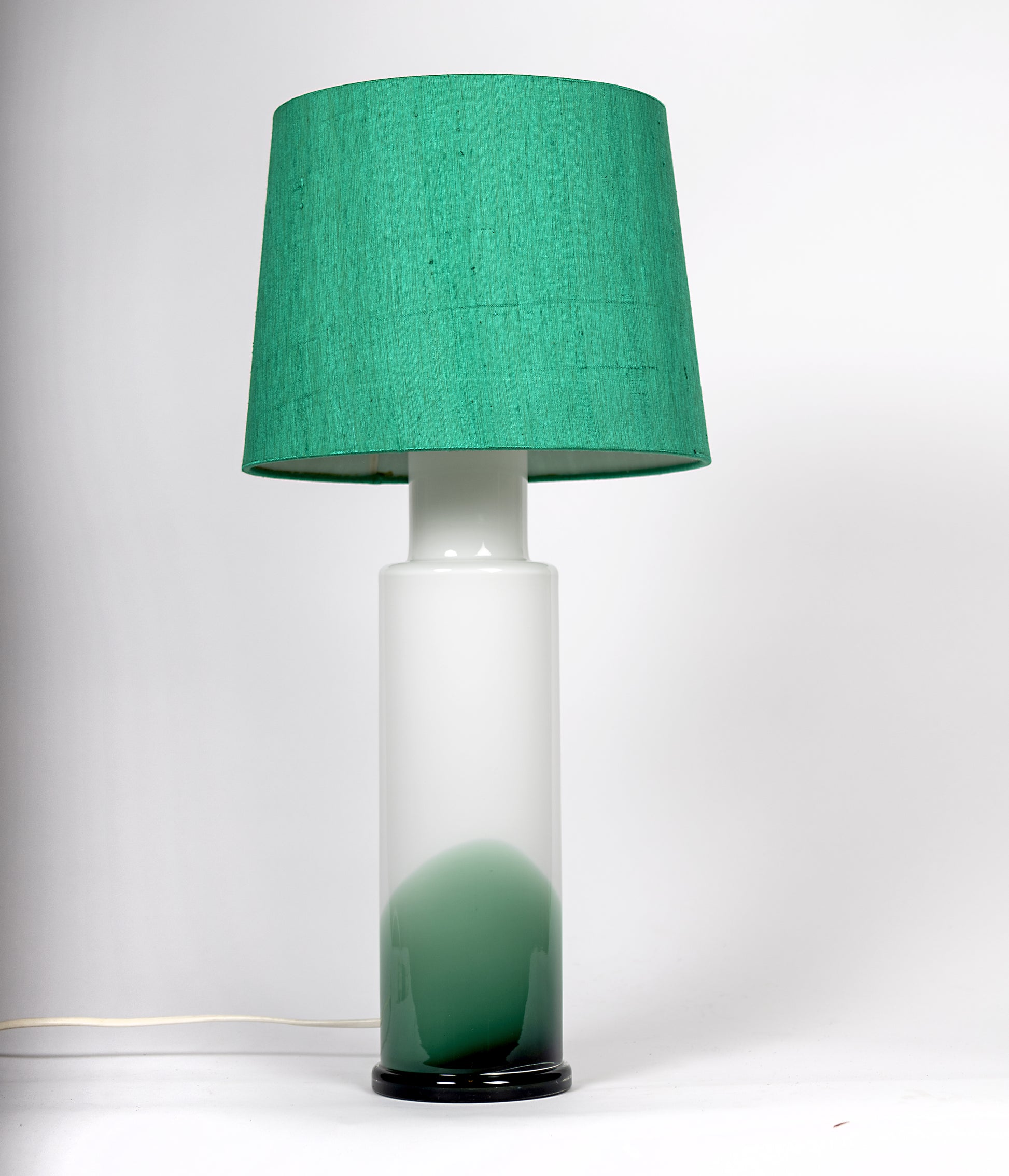 Bordslampa i grönt och vitt glas, cylindrisk form, Luxus Vittsjö, 60 till 70-tal
