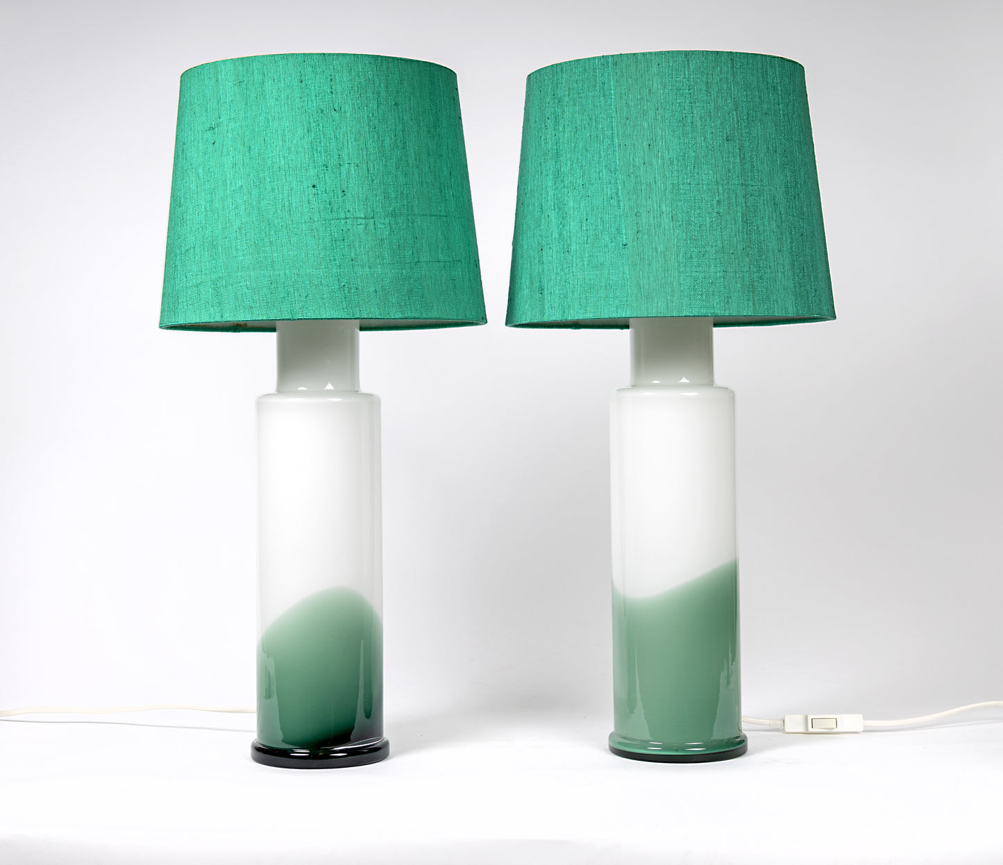 Bordslampa i grönt och vitt glas, cylindrisk form, Luxus Vittsjö, 60 till 70-tal
