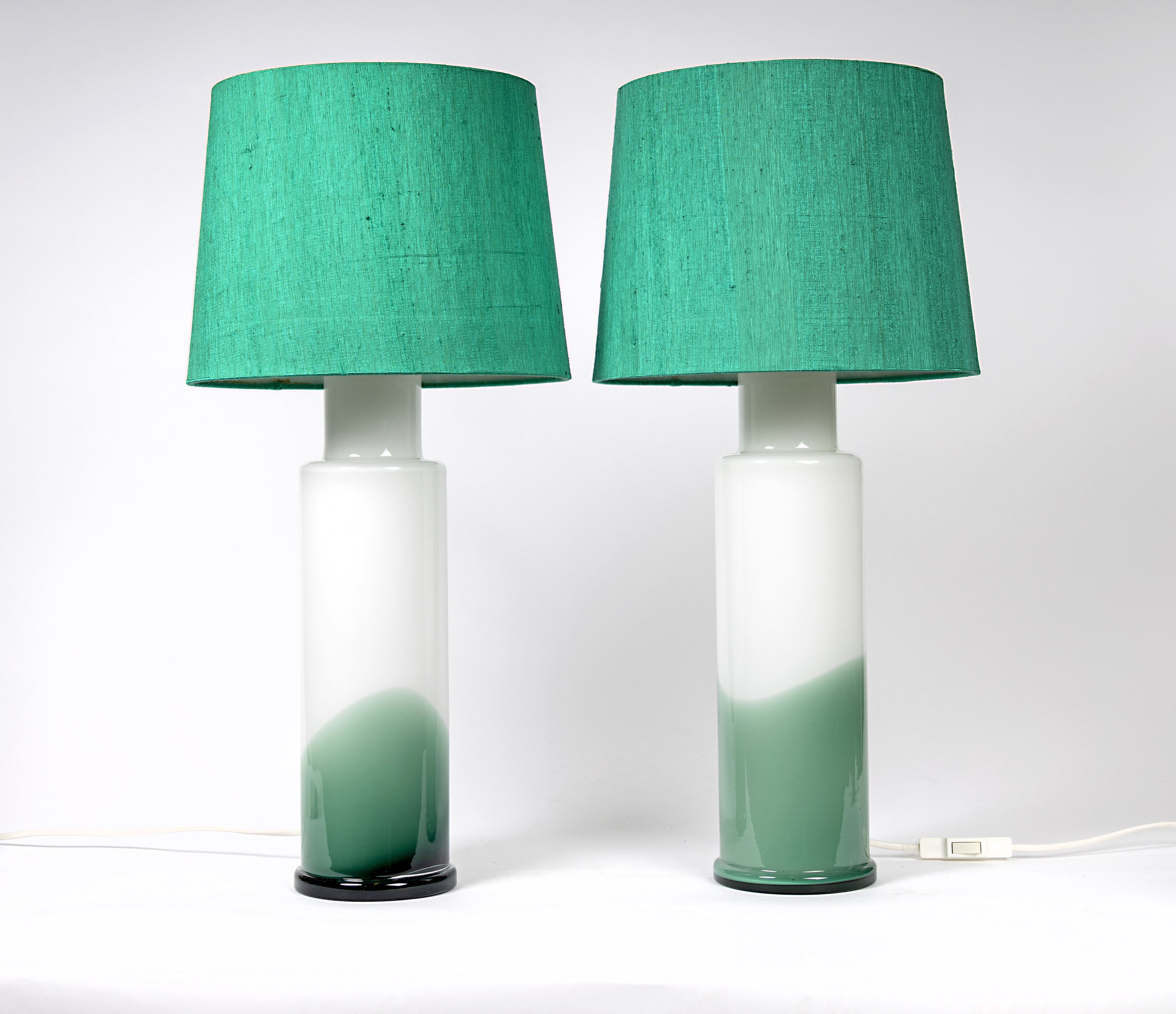 Bordslampa i grönt och vitt glas, cylindrisk form, Luxus Vittsjö, 60 till 70-tal

