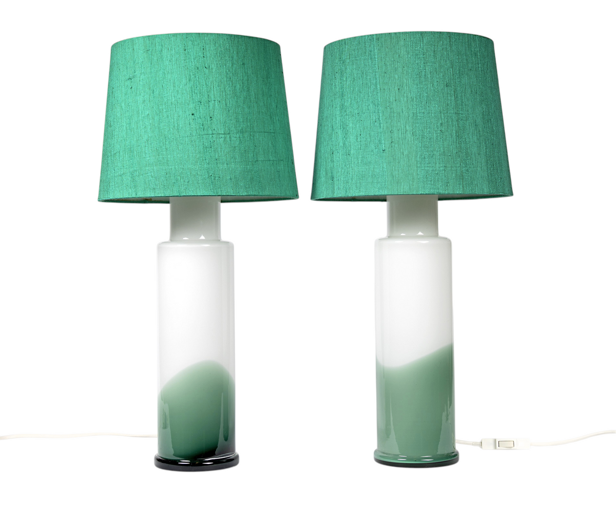 Bordslampa i grönt och vitt glas, cylindrisk form, Luxus Vittsjö, 60 till 70-tal