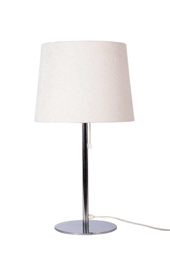Stilren bordslampa med kromad fot från Luxus Vittsjö, designad av Uno och Östen Kristiansson.