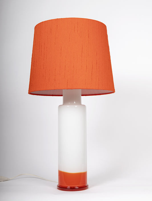 Bordslampa i orange och vitt glas, cylindrisk form, Luxus Vittsjö,  60 till 70-tal
