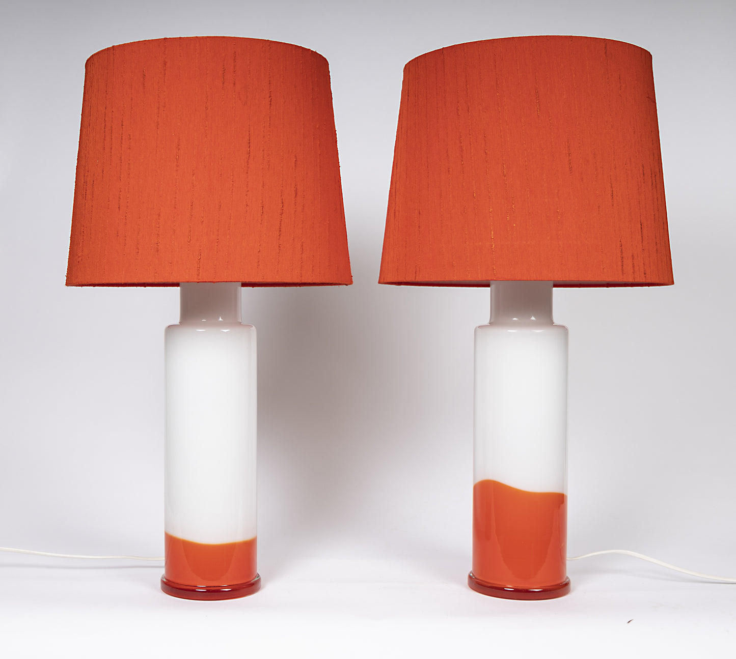 Bordslampa i orange och vitt glas, cylindrisk form, Luxus Vittsjö,  60 till 70-tal
