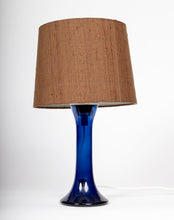 Load image into Gallery viewer, Liten lampfot i blått gla s från Luxus. 1970-talsdesign
