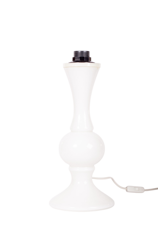Lampfot i vitt glas av Luxus Vittsjö, designad av Uno och Östen Kristiansson.