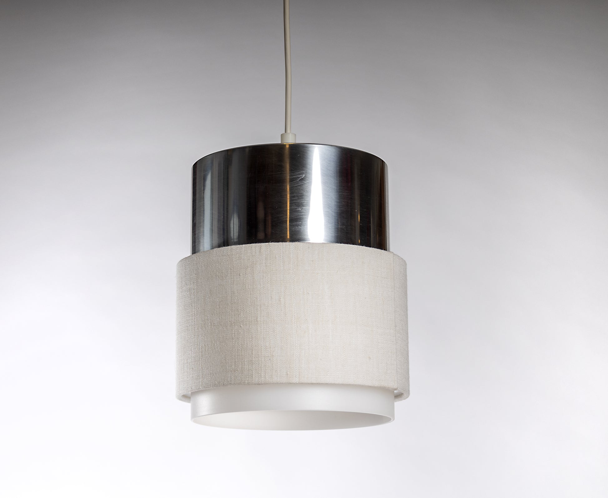 Bordslampa modell Cylindus från Luxus i Vittsjö i aluminium med vit textil och akrylplast, 1960-tal

