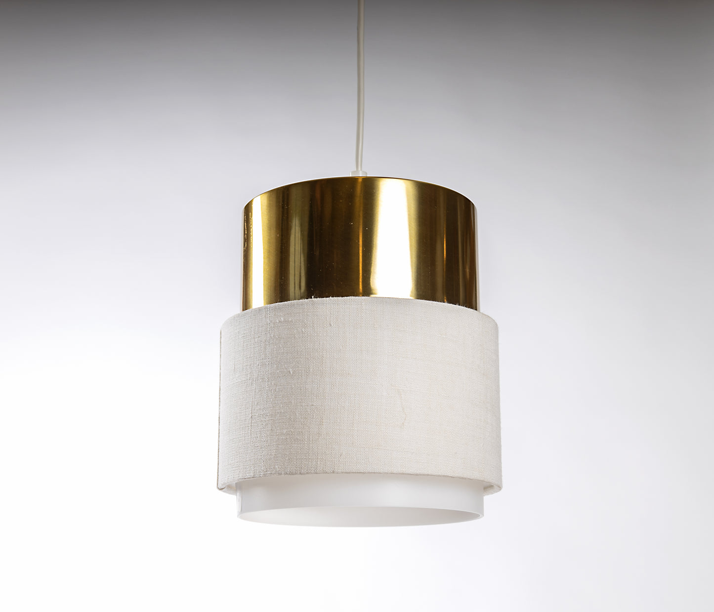 Taklampa modell Cylindus från Luxus i Vittsjö i guld och mässing med vit textil och akrylplast, 1960-tal
