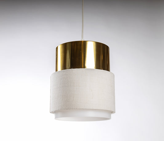 Taklampa modell Cylindus från Luxus i Vittsjö i guld och mässing med vit textil och akrylplast, 1960-tal
