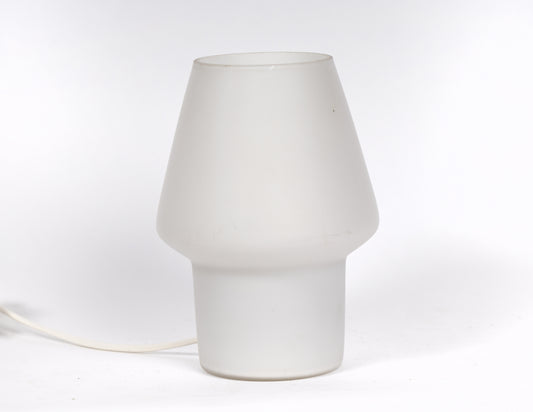 Liten elegant lampfot i matt vitt glas från Luxus i Vittsjö, design Uno och Östen Kristansson, 1960-tal

