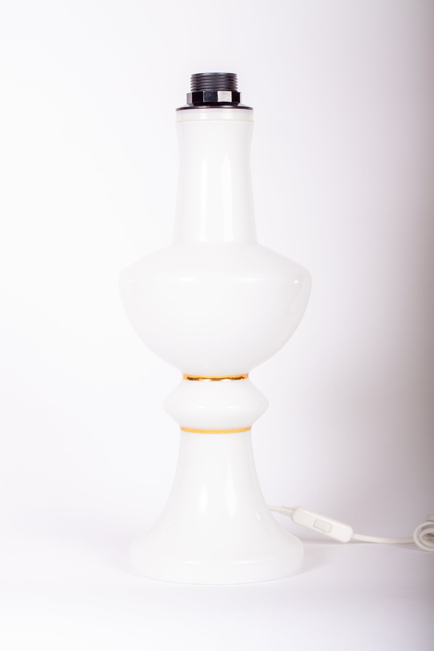 Ståtlig lampfot i vitt glas med guldig rand från Luxus i Vittsjö, design Uno och Östen Kristiansson, 1960–1970-tal
