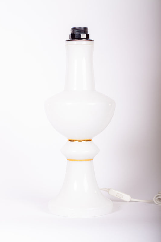 Ståtlig lampfot i vitt glas med guldig rand från Luxus i Vittsjö, design Uno och Östen Kristiansson, 1960–1970-tal
