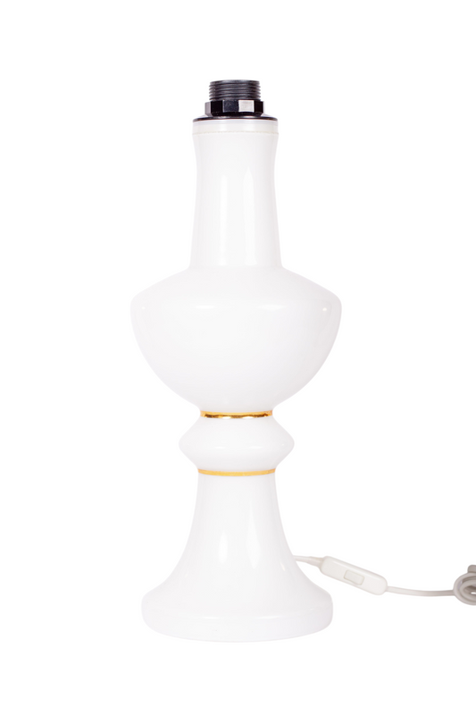 Ståtlig lampfot i vitt glas med guldig rand från Luxus i Vittsjö, design Uno och Östen Kristiansson, 1960–1970-tal