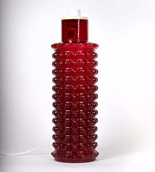 Stor retro lampfot i rött glas med härlig form av Uno och Östen Kristiansson för Luxus Vittsjö, 1960–1970-tal
