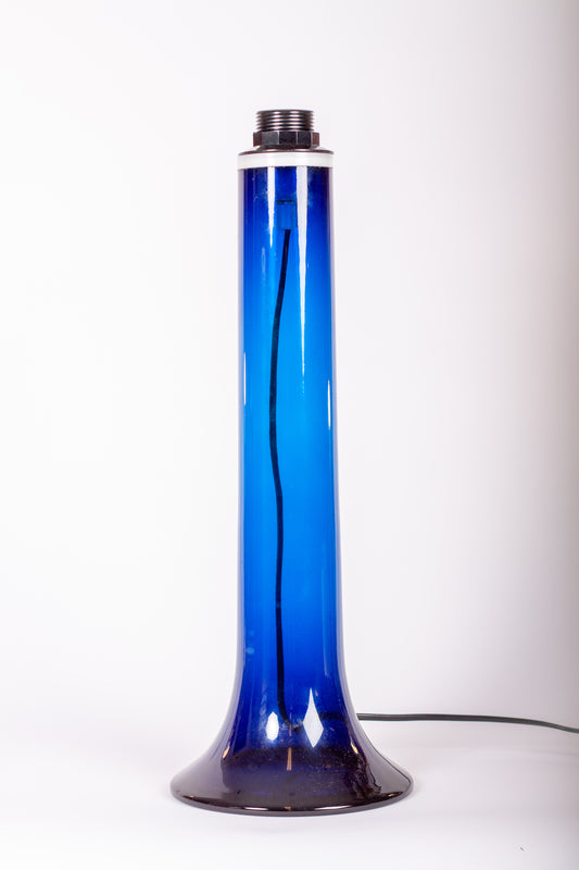 Stor och ståtlig bordslampa i blått glas, modell Trombo från Luxus i Vittsjö, 1960-tal,

