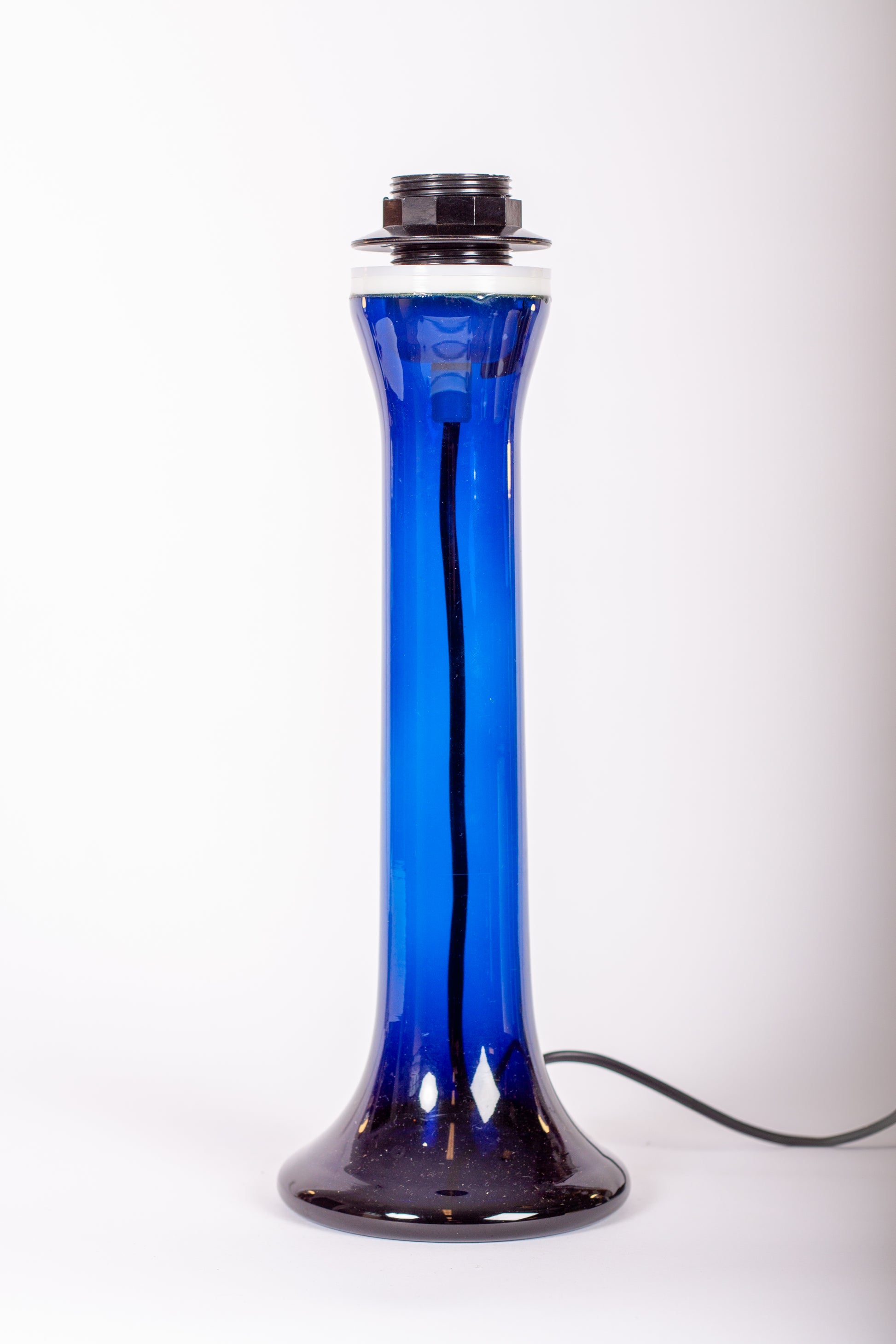 Ståtlig bordslampa i blått glas, modell Trombo från Luxus i Vittsjö, 1960-tal,
